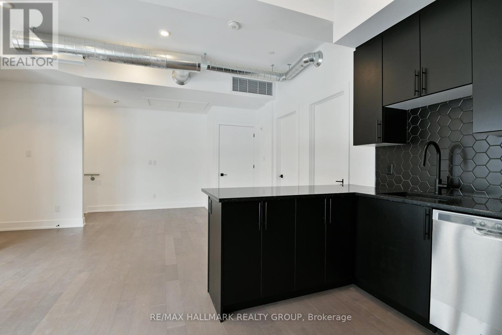 Photo 5 of 103 101 Pinhey Street, Ottawa ON