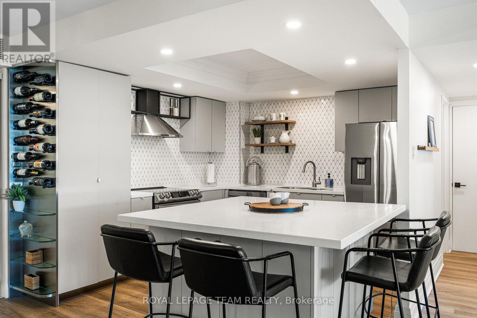 Photo 4 of 401 1510 Riverside Drive, Ottawa ON