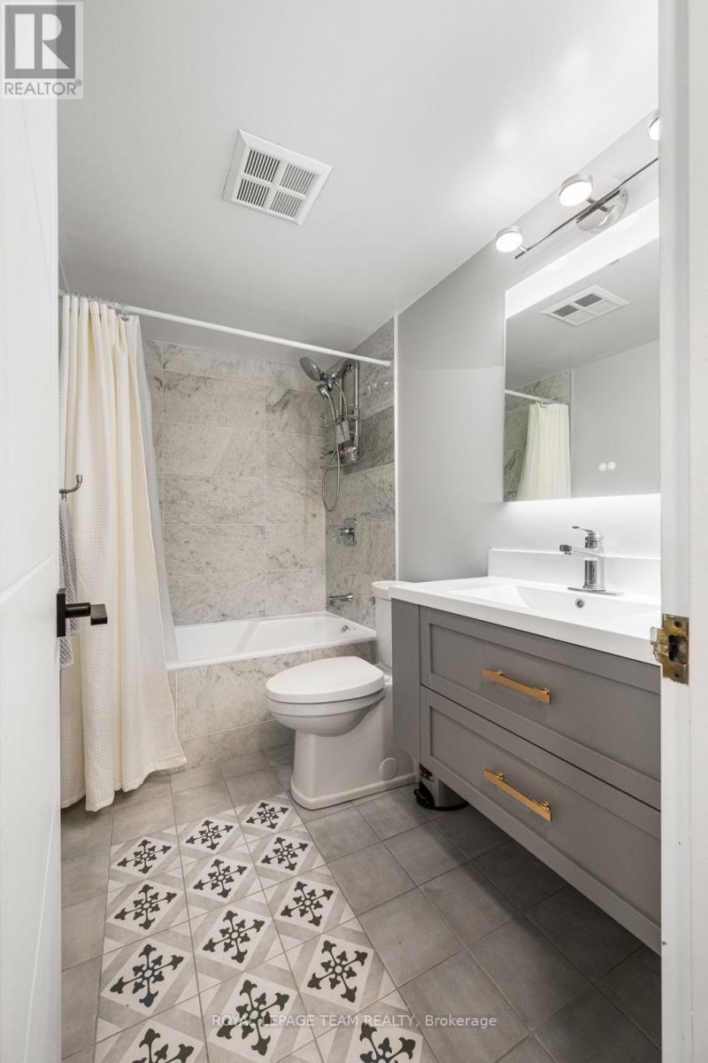 Photo 2 of 401 1510 Riverside Drive, Ottawa ON