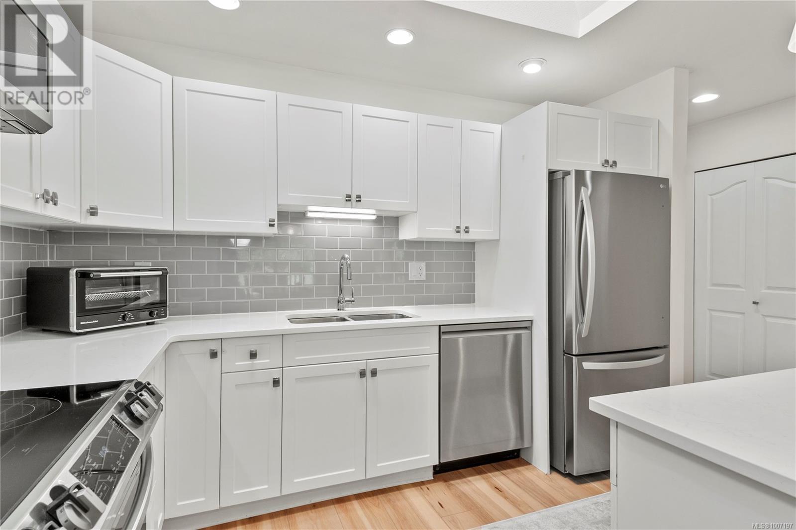 #111 1919 ST. ANDREWS PL - Image 2