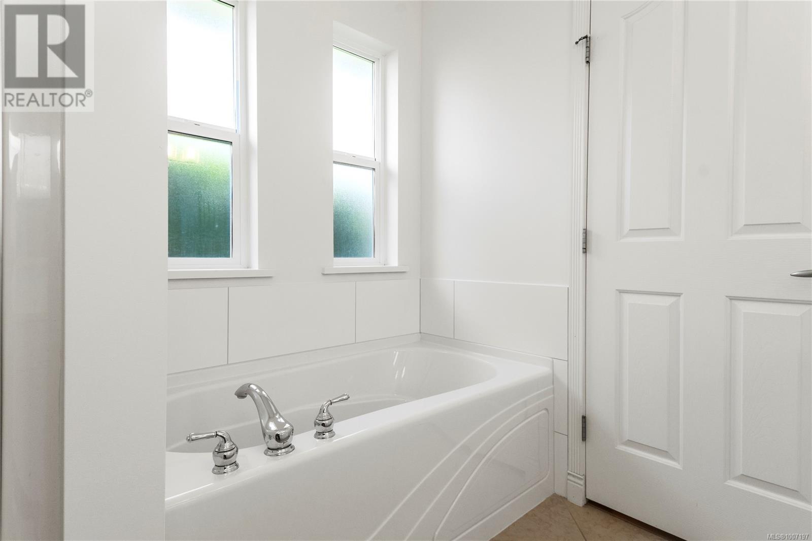 #111 1919 ST. ANDREWS PL - Image 11