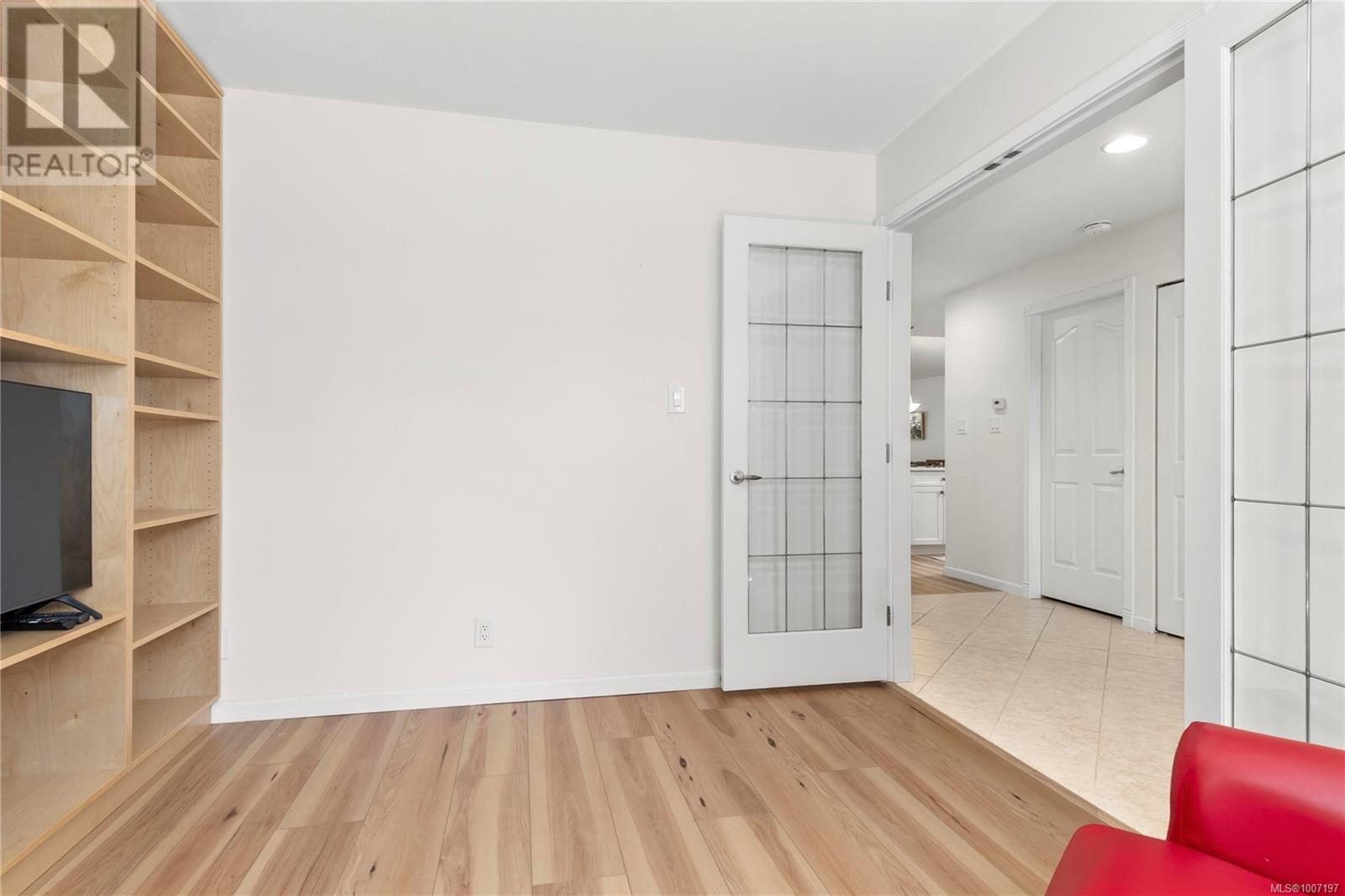 #111 1919 ST. ANDREWS PL - Image 16