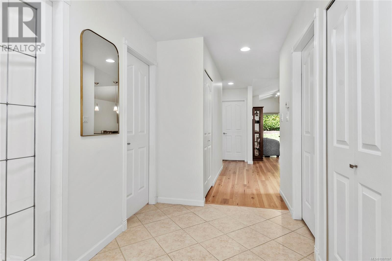 #111 1919 ST. ANDREWS PL - Image 18