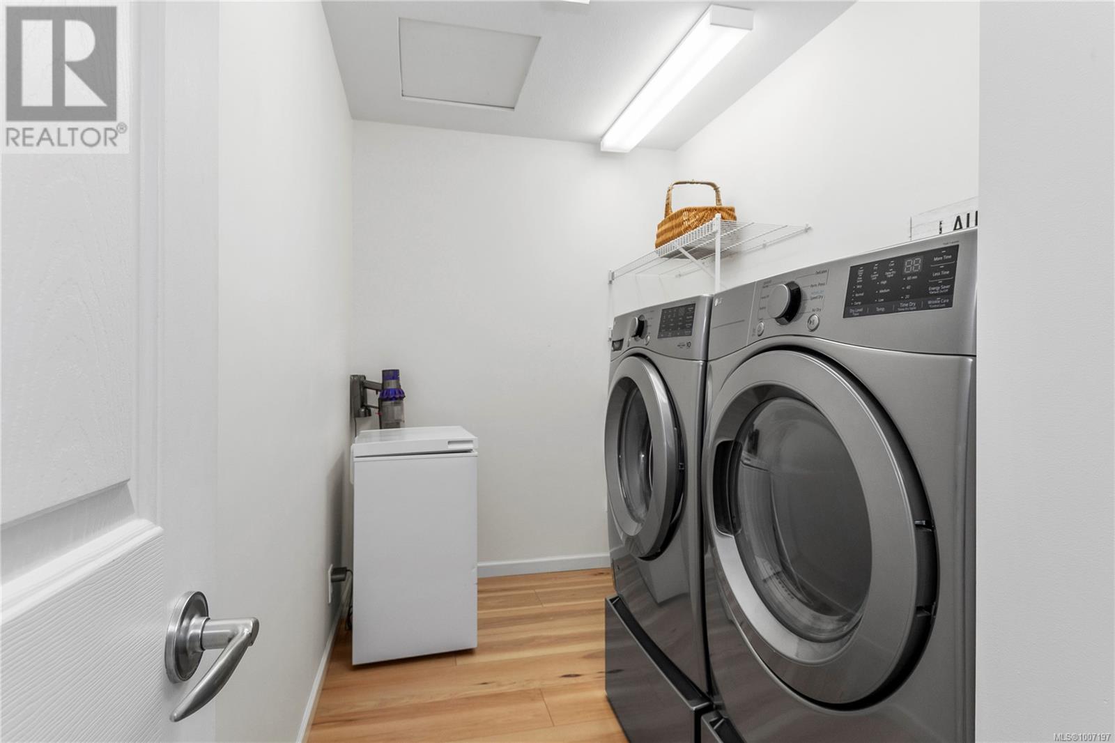 #111 1919 ST. ANDREWS PL - Image 19