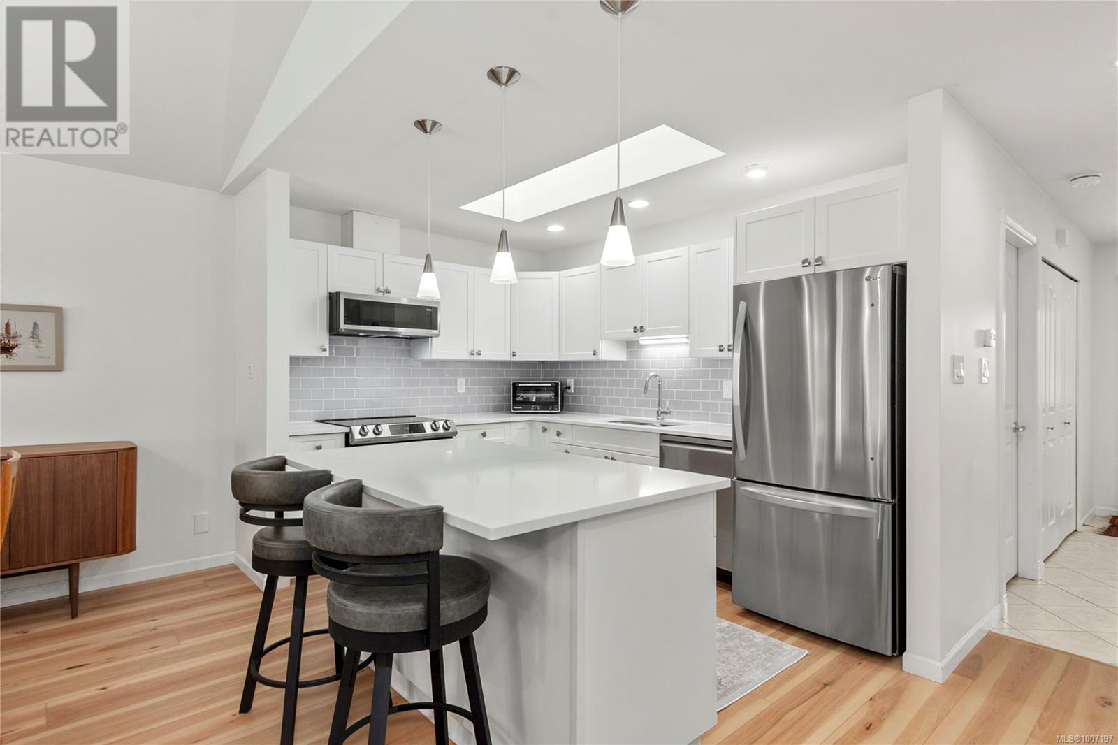#111 1919 ST. ANDREWS PL - Image 3
