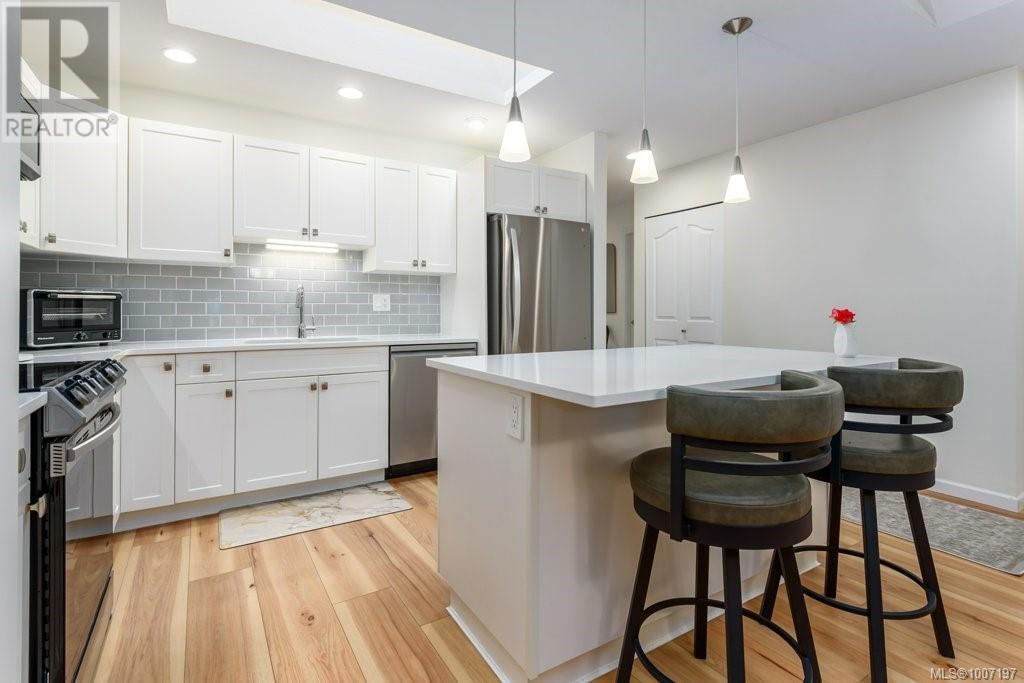 #111 1919 ST. ANDREWS PL - Image 20