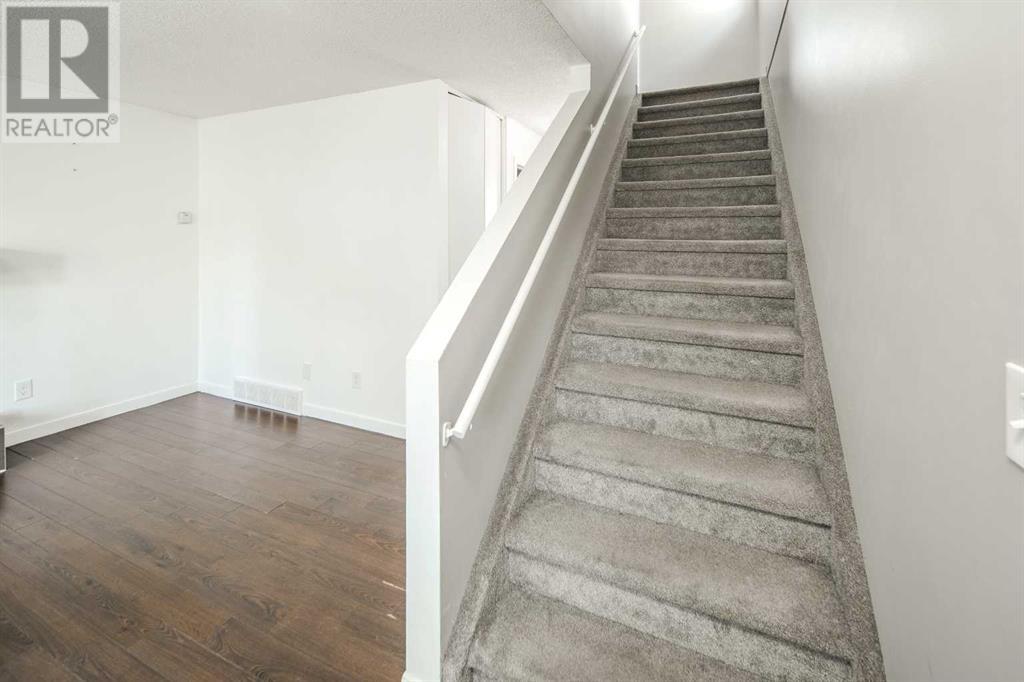 Single Family House for Sale in  Edgeburn Crescent NW Edgemont Calgary 