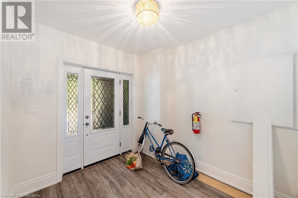 Photo 4 of 27 Melrose Avenue S, Hamilton ON