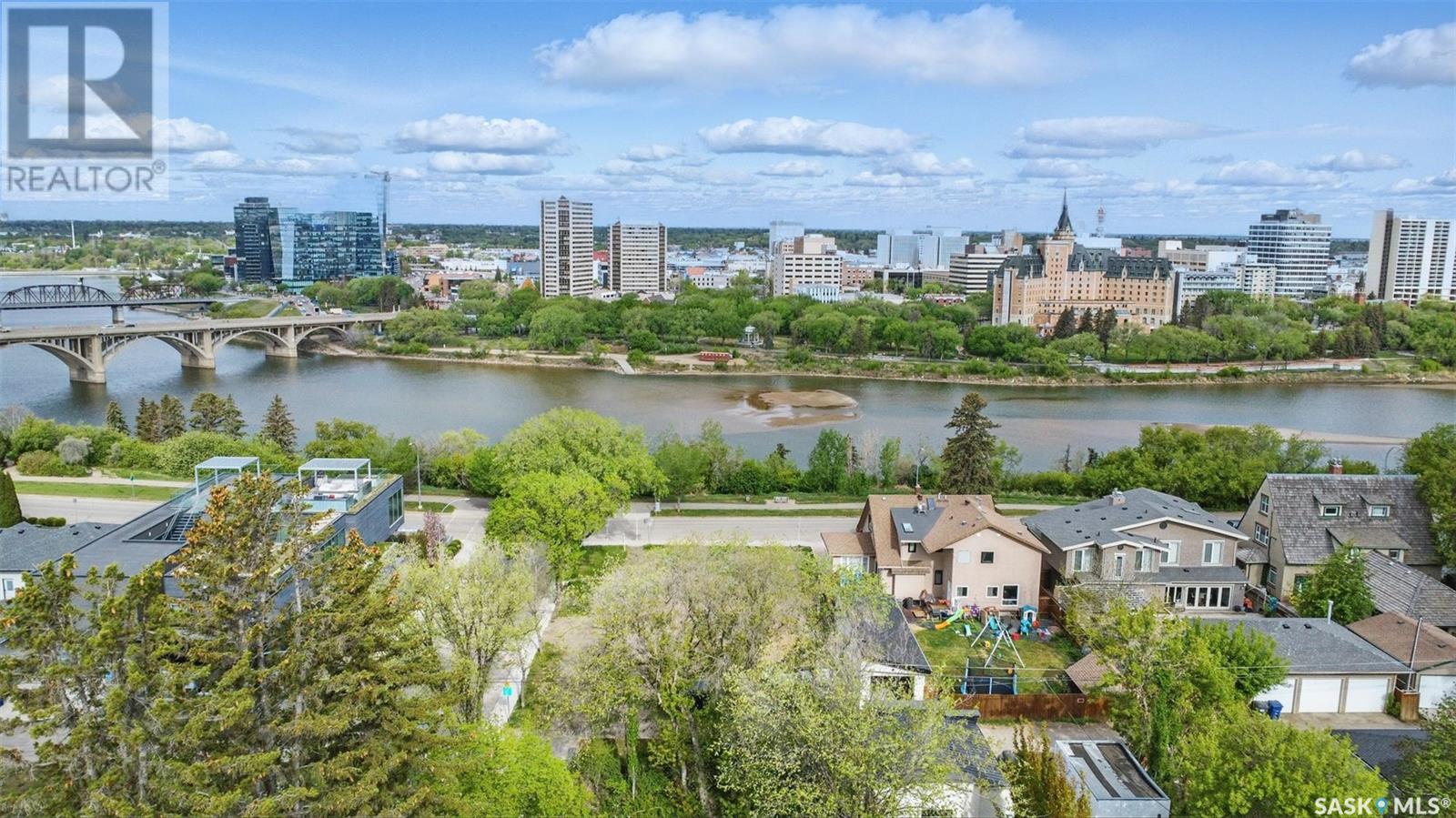 Photo 4 of 702 Saskatchewan Crescent E, Saskatoon SK
