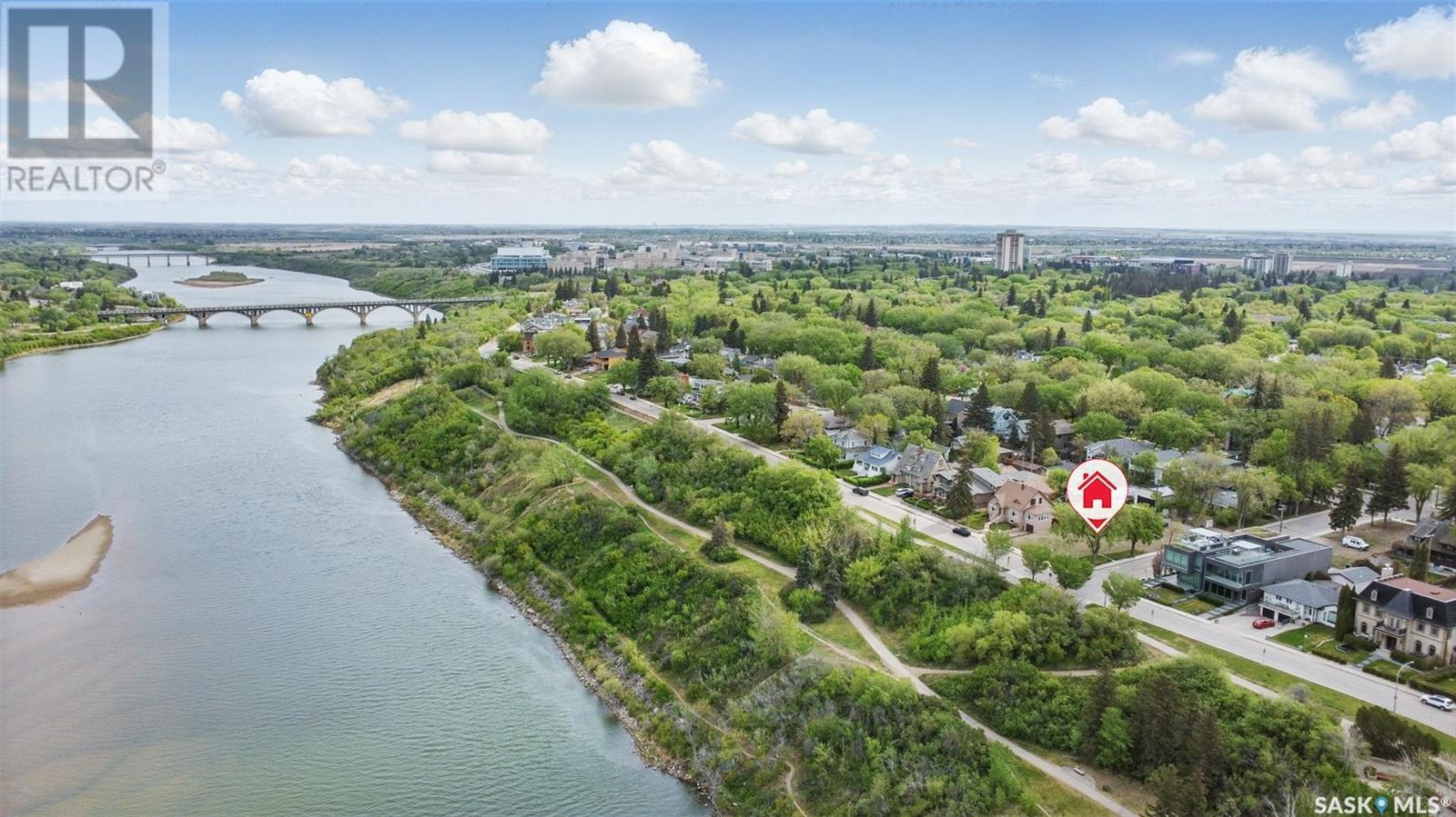 Photo 9 of 702 Saskatchewan Crescent E, Saskatoon SK