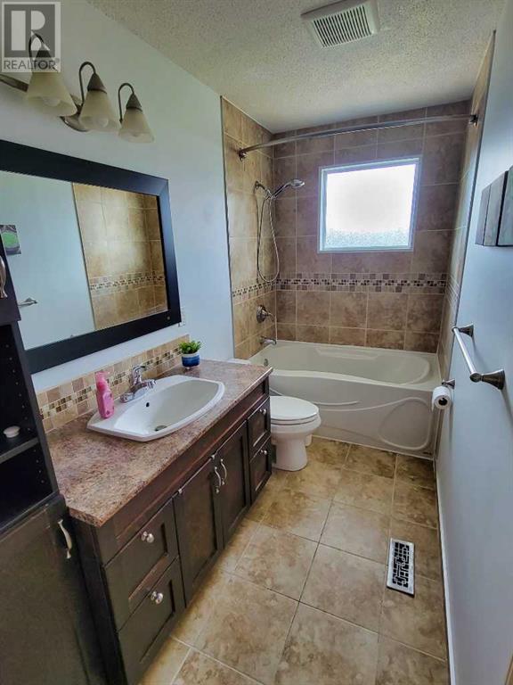 Single Family House Bungalow for Sale in  Dovercliffe Way SE Dover Calgary 