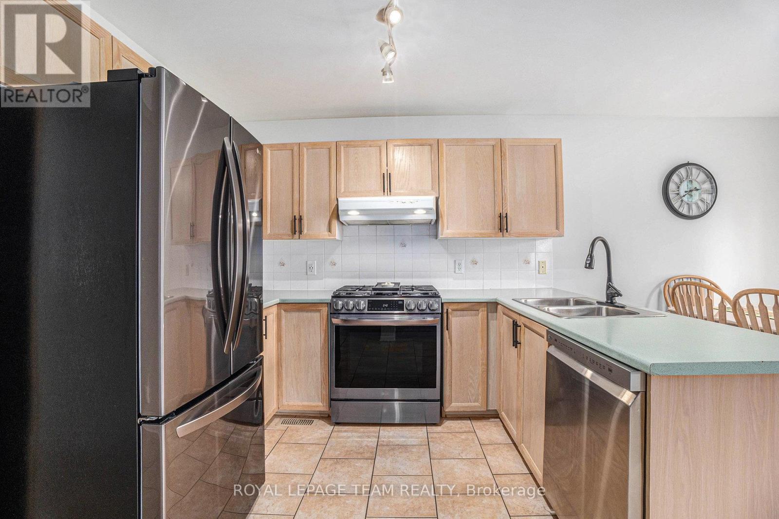 Photo 25 of 36 Nakota Way, Ottawa ON