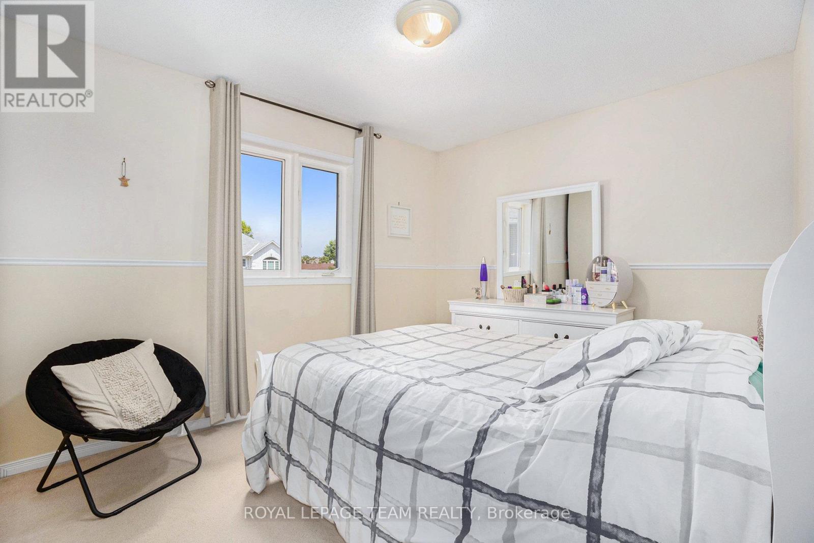 Photo 3 of 36 Nakota Way, Ottawa ON