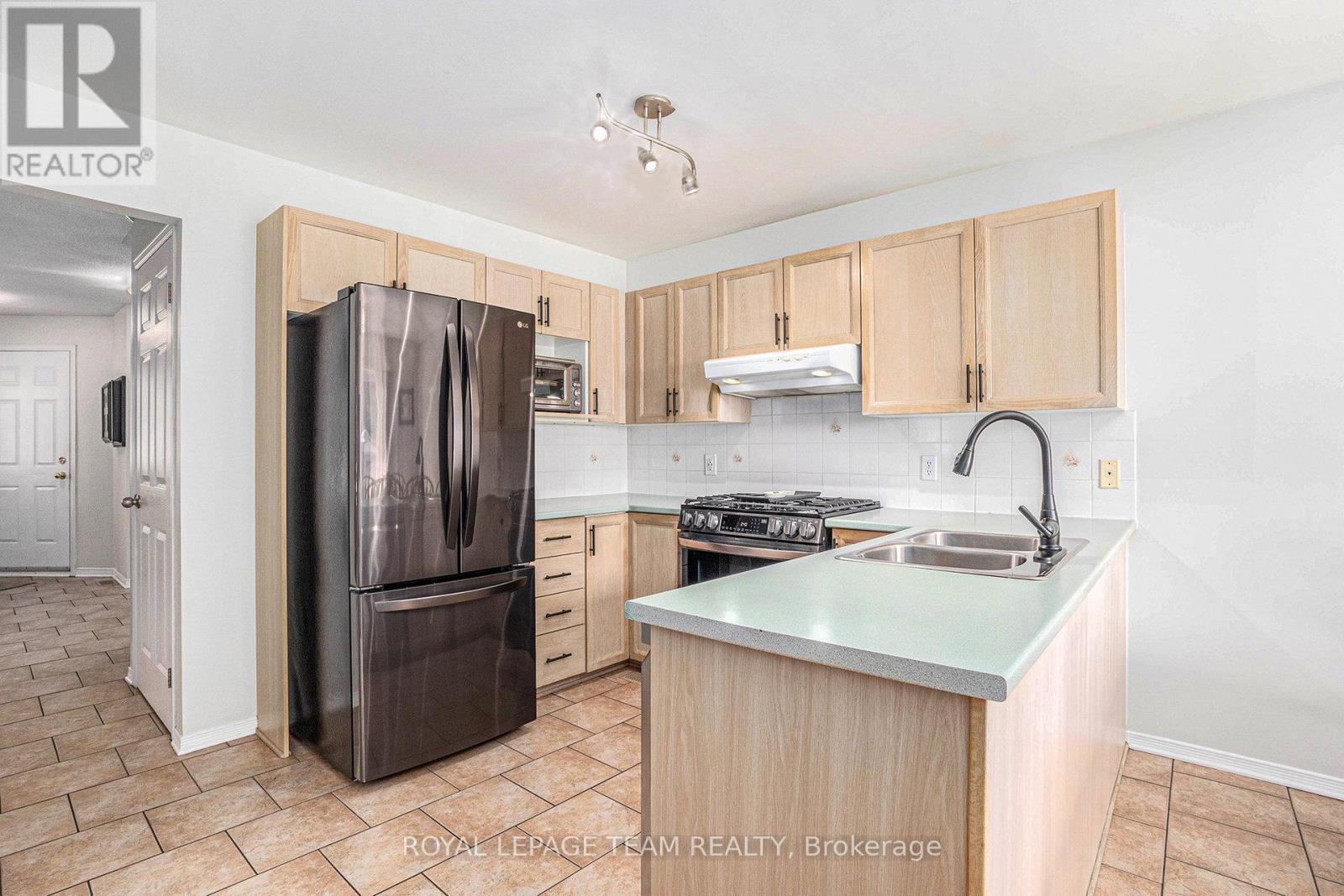 Photo 6 of 36 Nakota Way, Ottawa ON