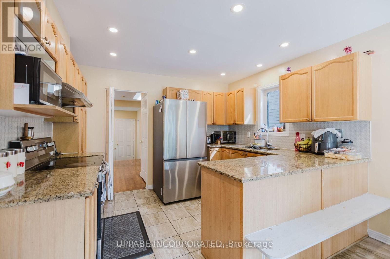 Photo 1 of 28 Armagh Way, Ottawa ON