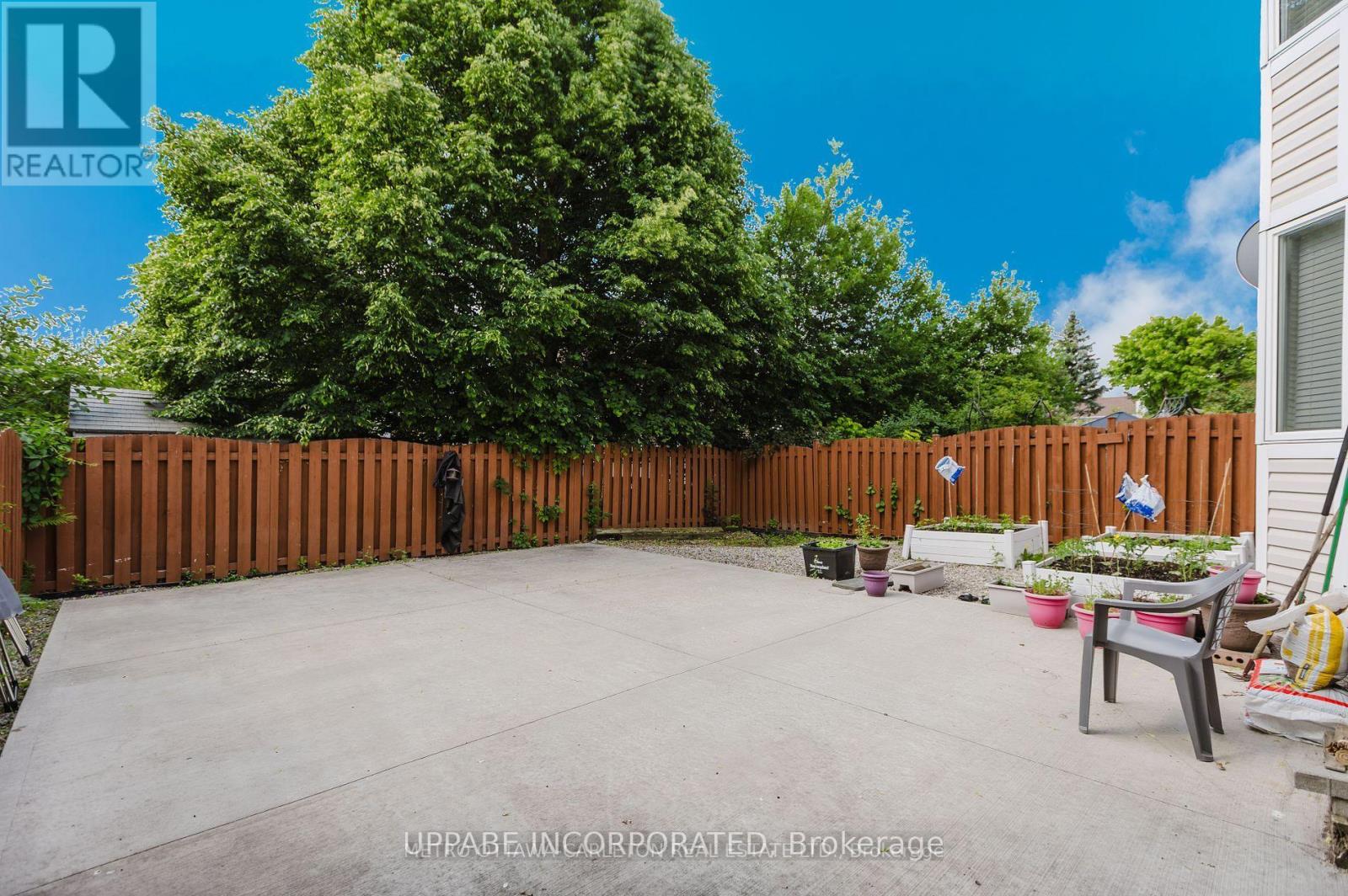 Photo 6 of 28 Armagh Way, Ottawa ON