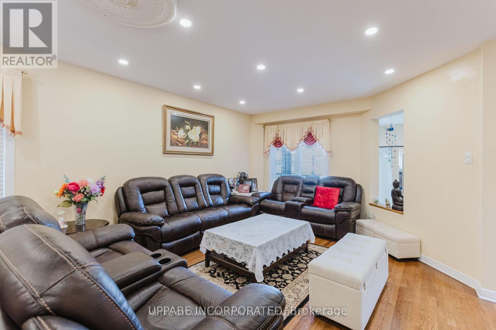 Photo 16 of 28 Armagh Way, Ottawa ON