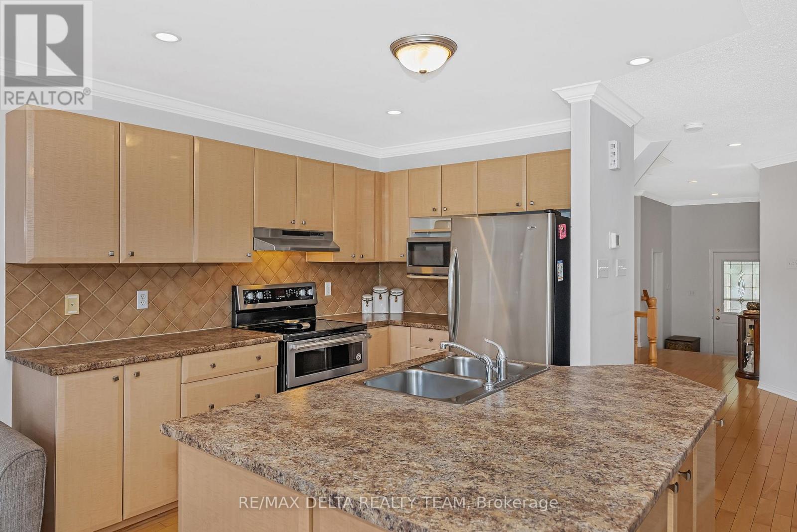 Photo 13 of 2209 Silverado Crescent, Ottawa ON