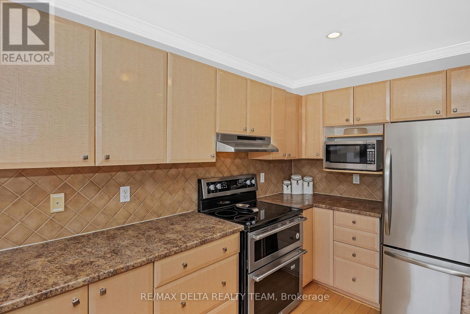 Photo 15 of 2209 Silverado Crescent, Ottawa ON