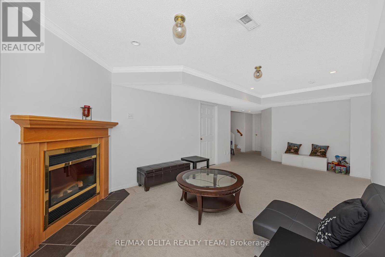 Photo 7 of 2209 Silverado Crescent, Ottawa ON
