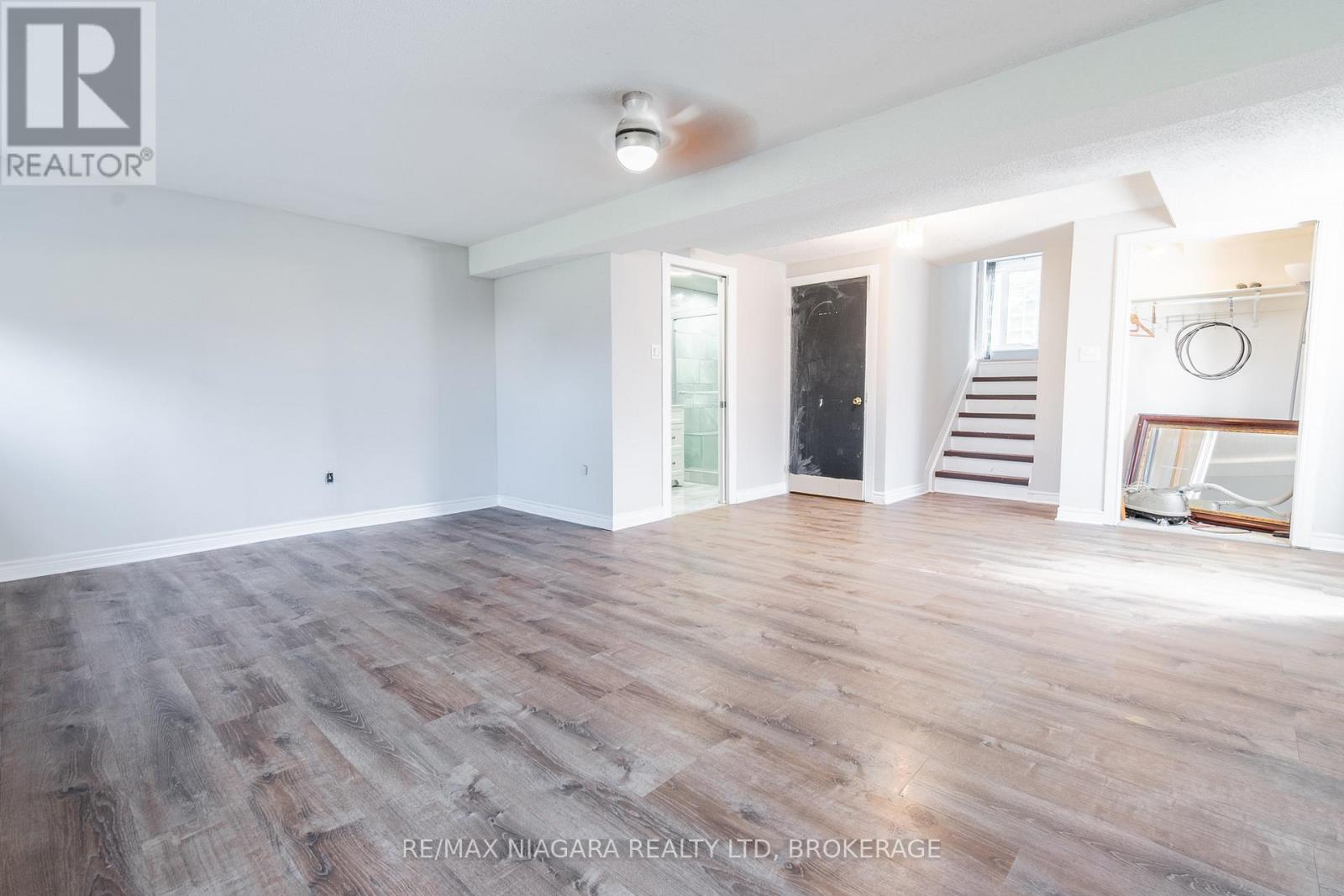 Photo 17 of 49 Autumn Place, St Catharines ON