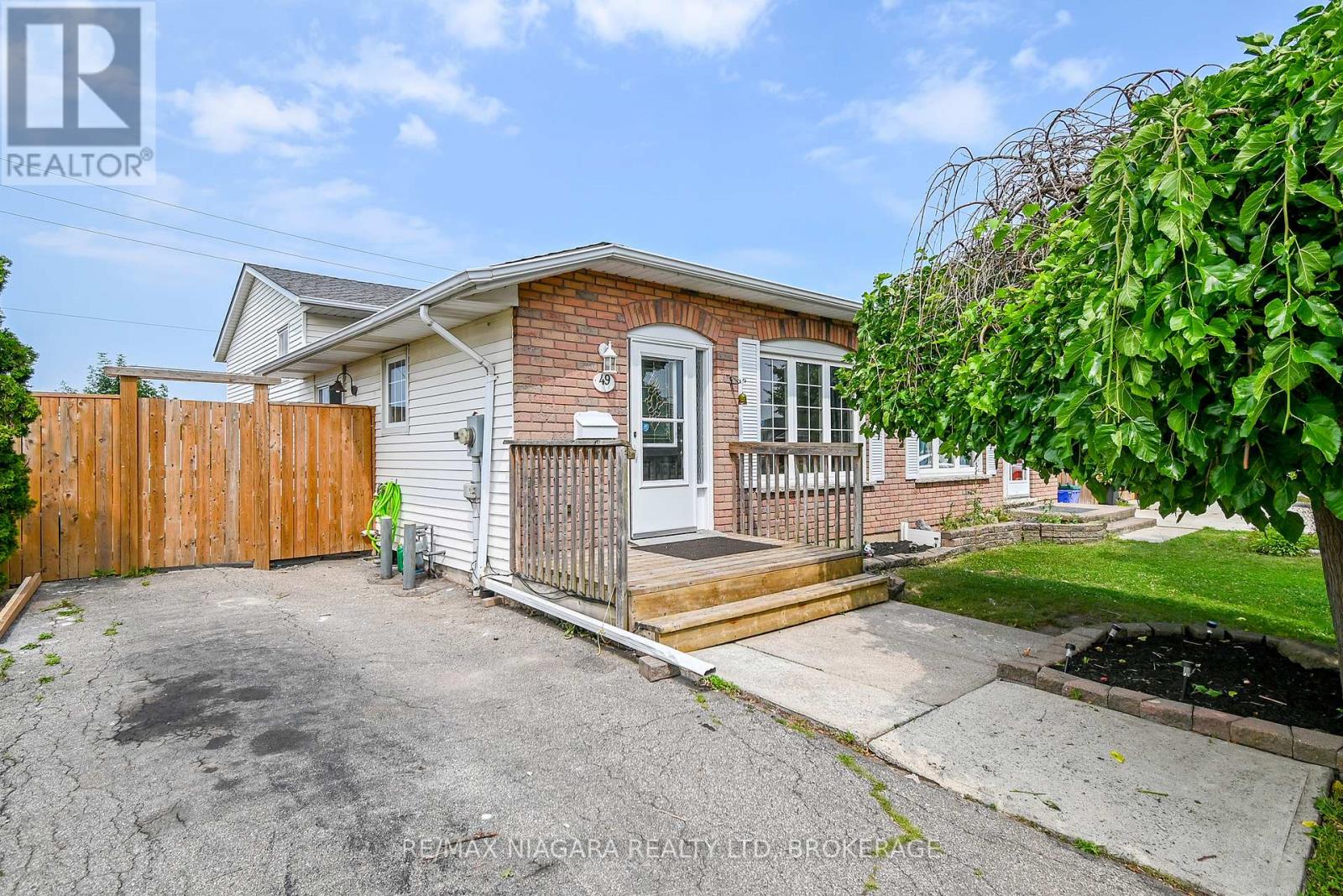 Photo 2 of 49 Autumn Place, St Catharines ON