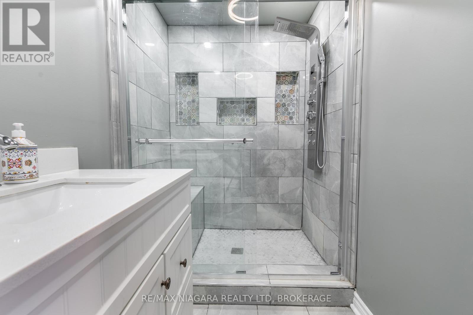 Photo 22 of 49 Autumn Place, St Catharines ON