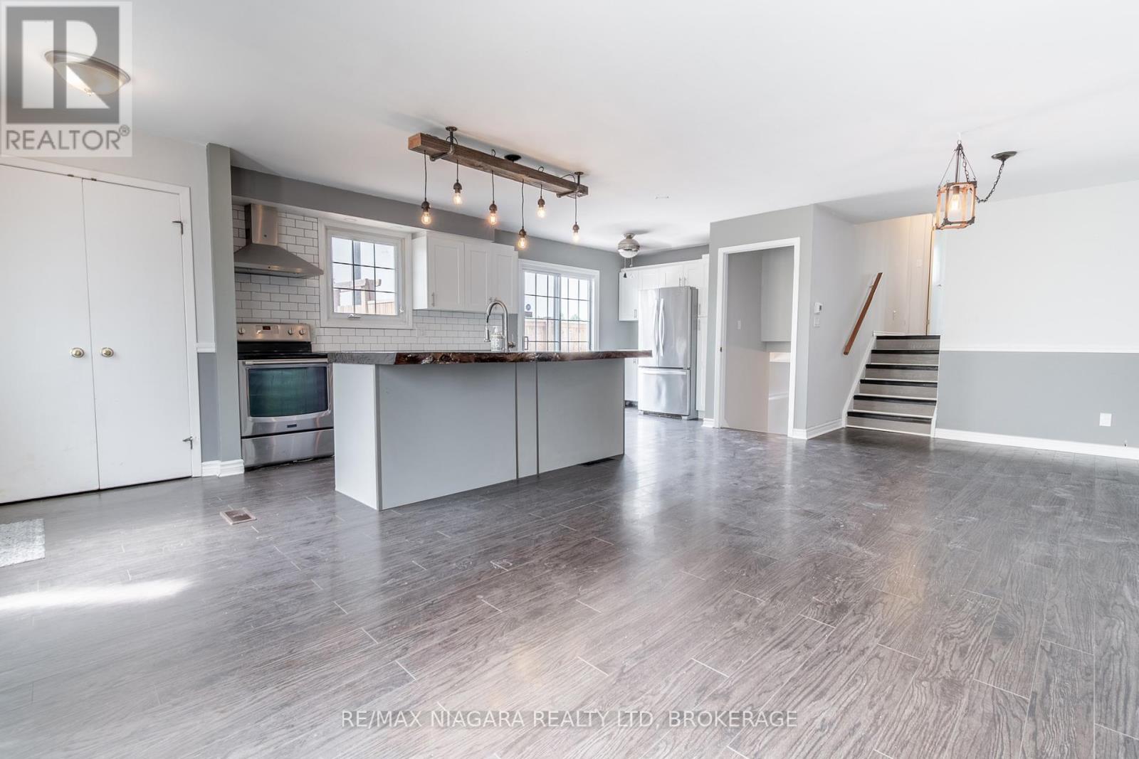 Photo 3 of 49 Autumn Place, St Catharines ON