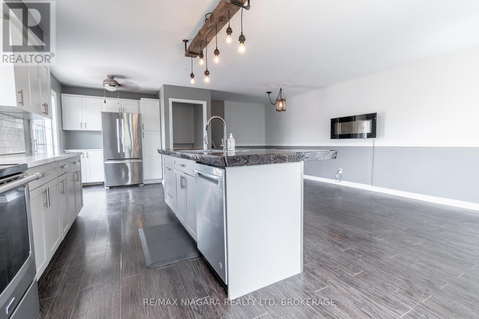 Photo 4 of 49 Autumn Place, St Catharines ON