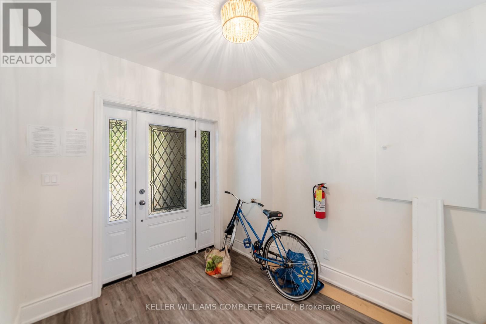Photo 4 of 27 Melrose Avenue S, Hamilton ON