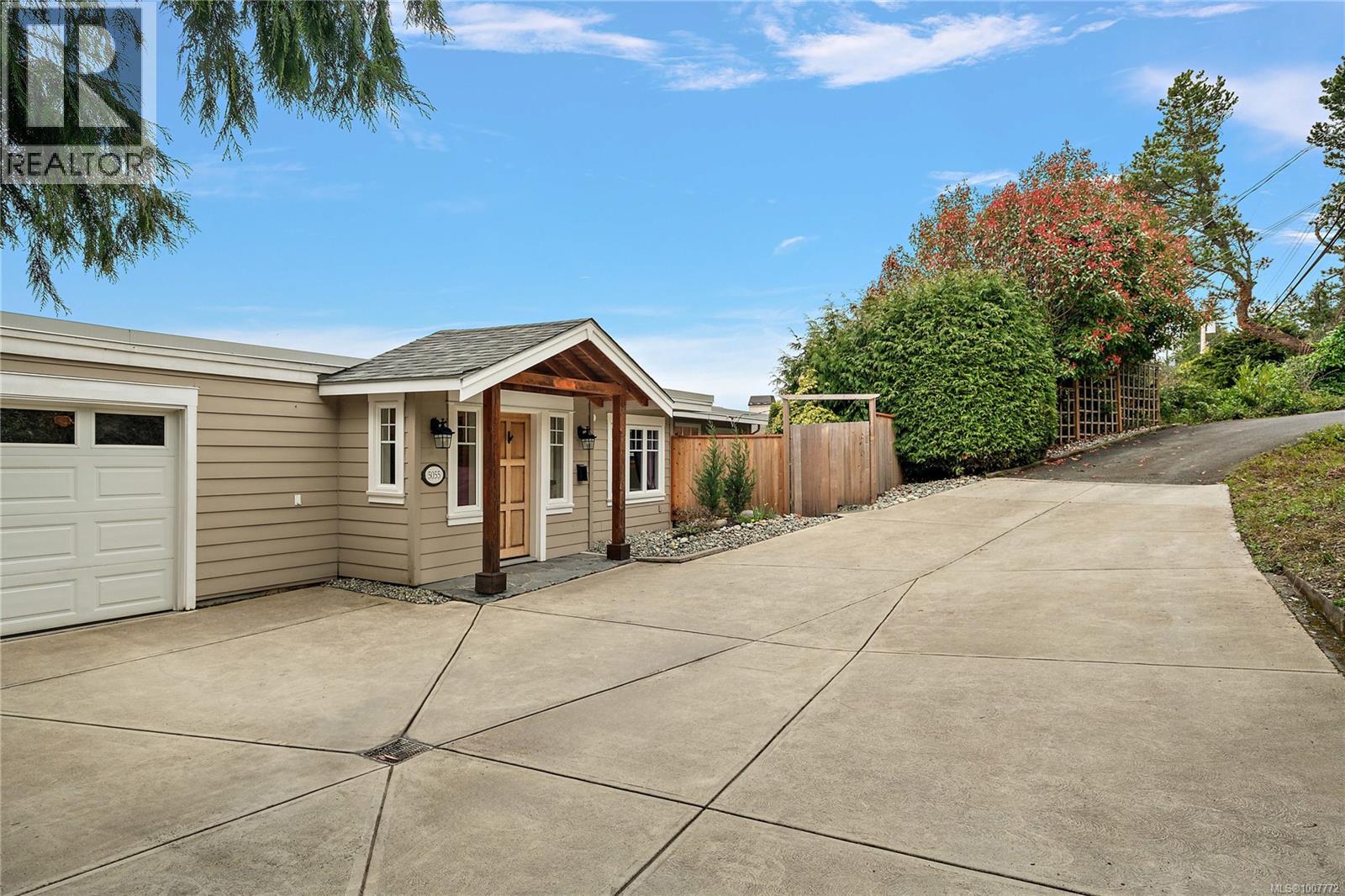 Photo 2 of 5055 Lochside Dr, Saanich BC