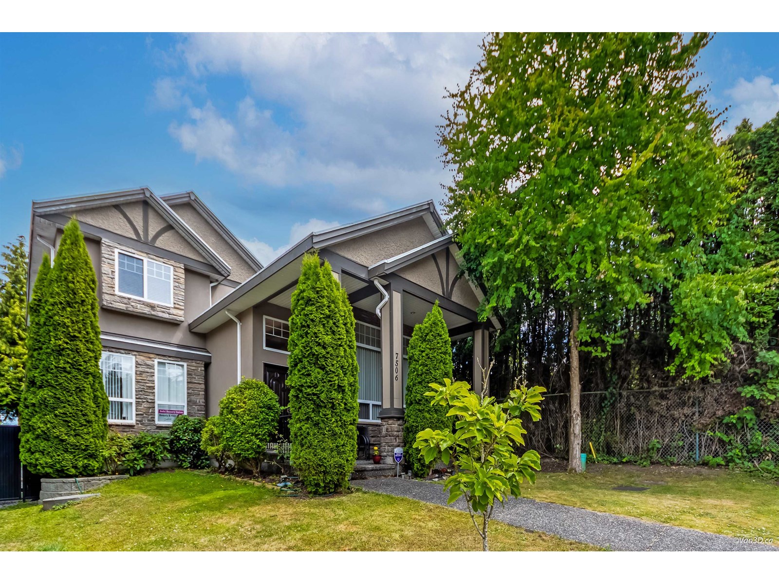 Photo 2 of 7506 143 C Street, Surrey BC