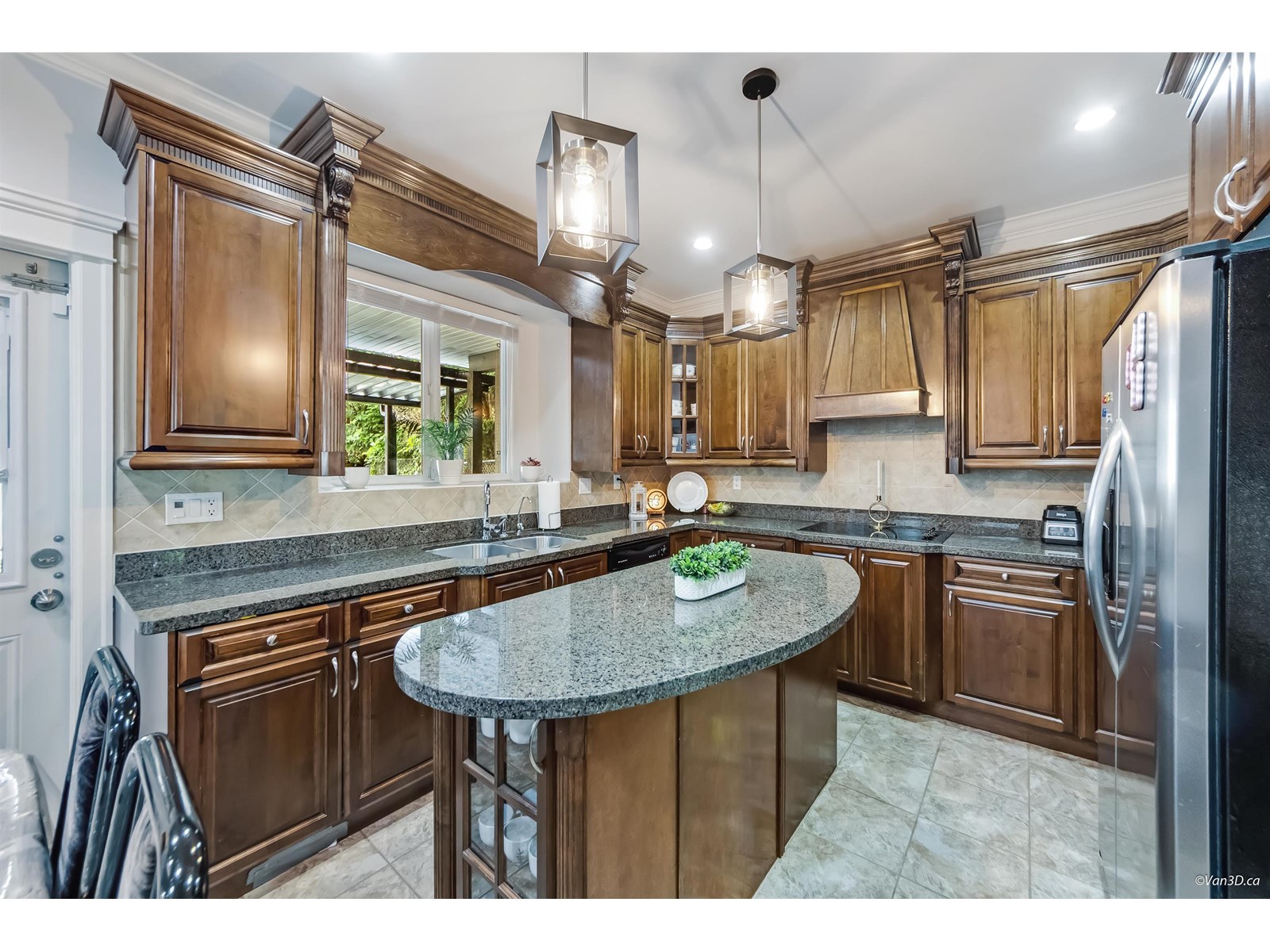 Photo 11 of 7506 143 C Street, Surrey BC