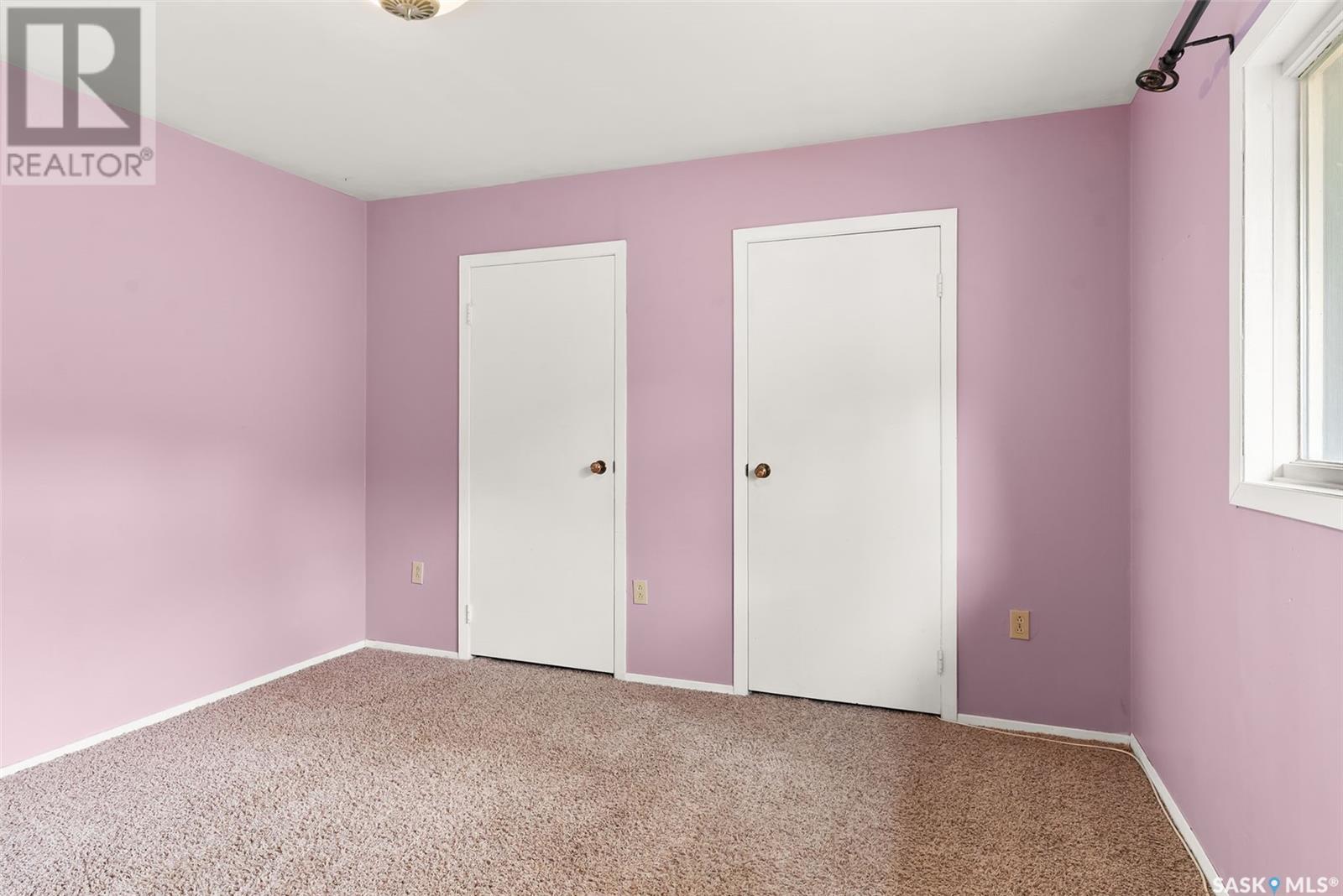 Single Family House Bungalow for Sale in  Grey STREET Regina 