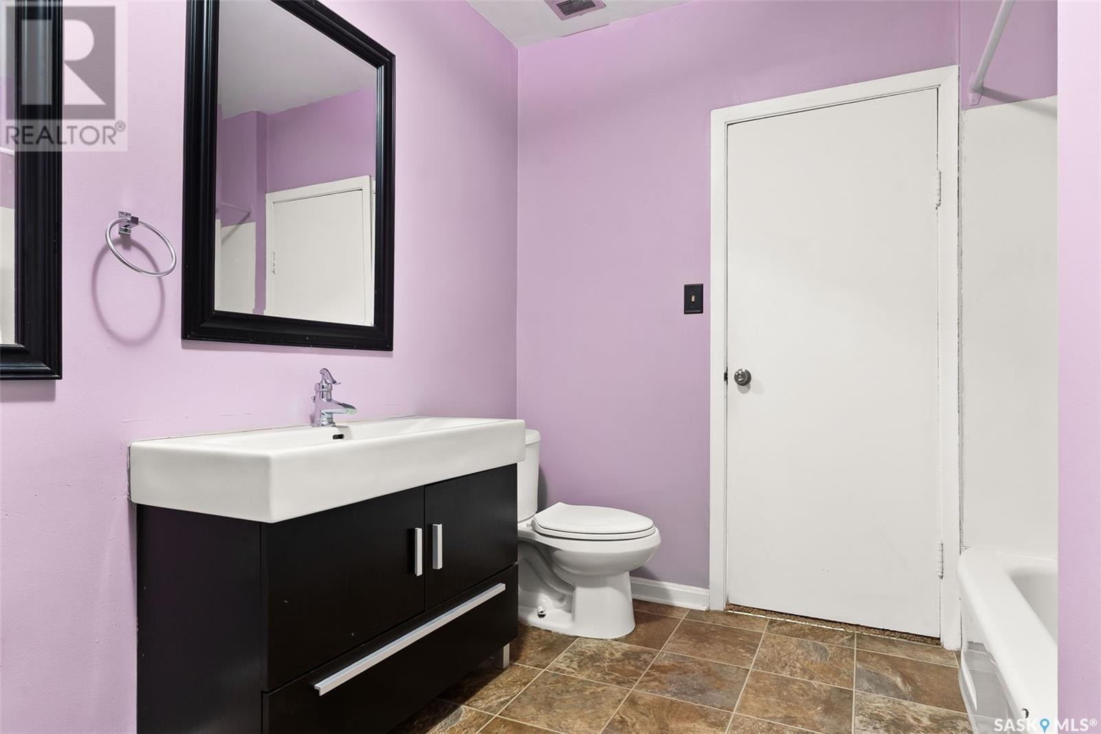 Single Family House Bungalow for Sale in  Grey STREET Regina 