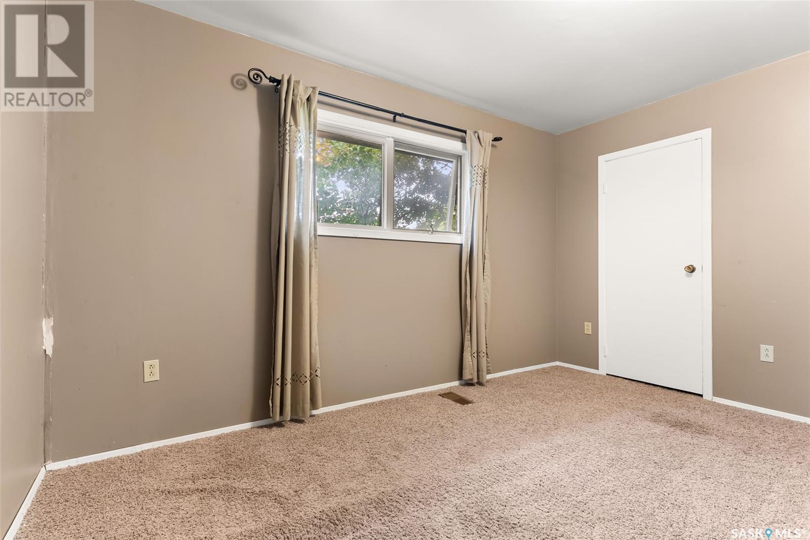 Single Family House Bungalow for Sale in  Grey STREET Regina 