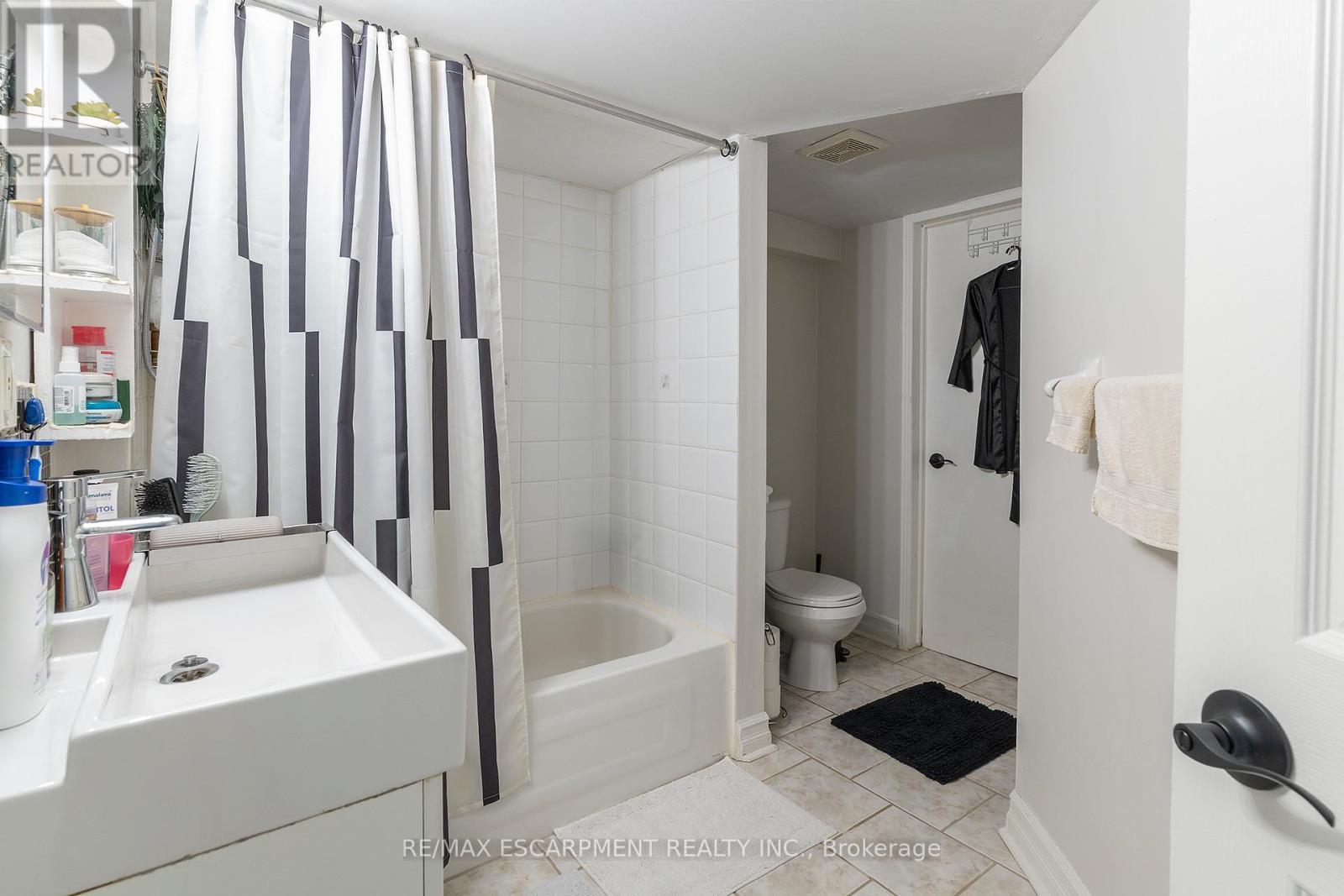 Photo 32 of 3770 Forest Bluff Crescent, Mississauga ON