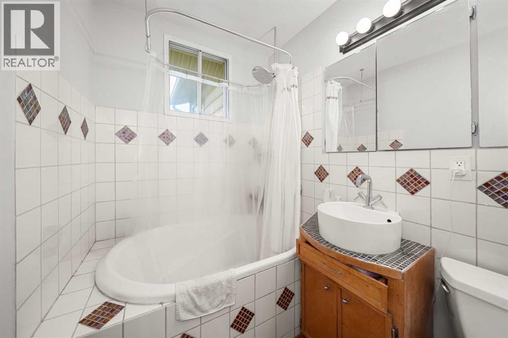 Photo 7 of 715 4 A Street Nw, Calgary AB