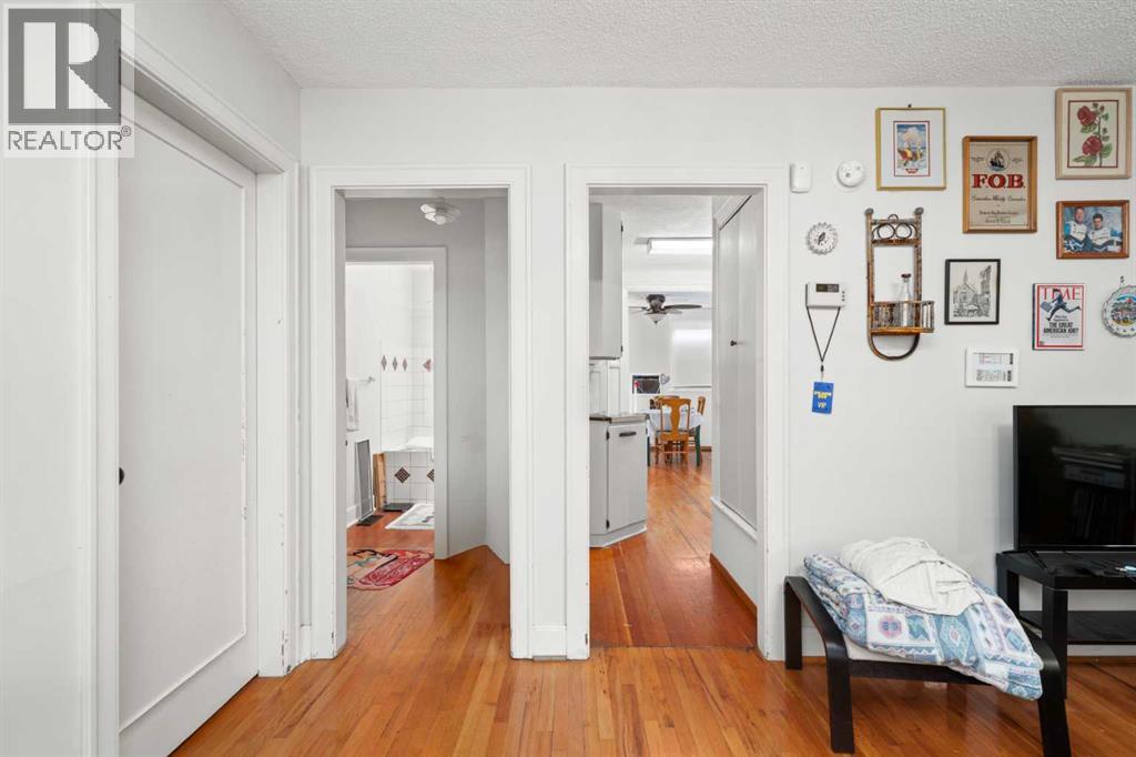 Photo 3 of 715 4 A Street Nw, Calgary AB