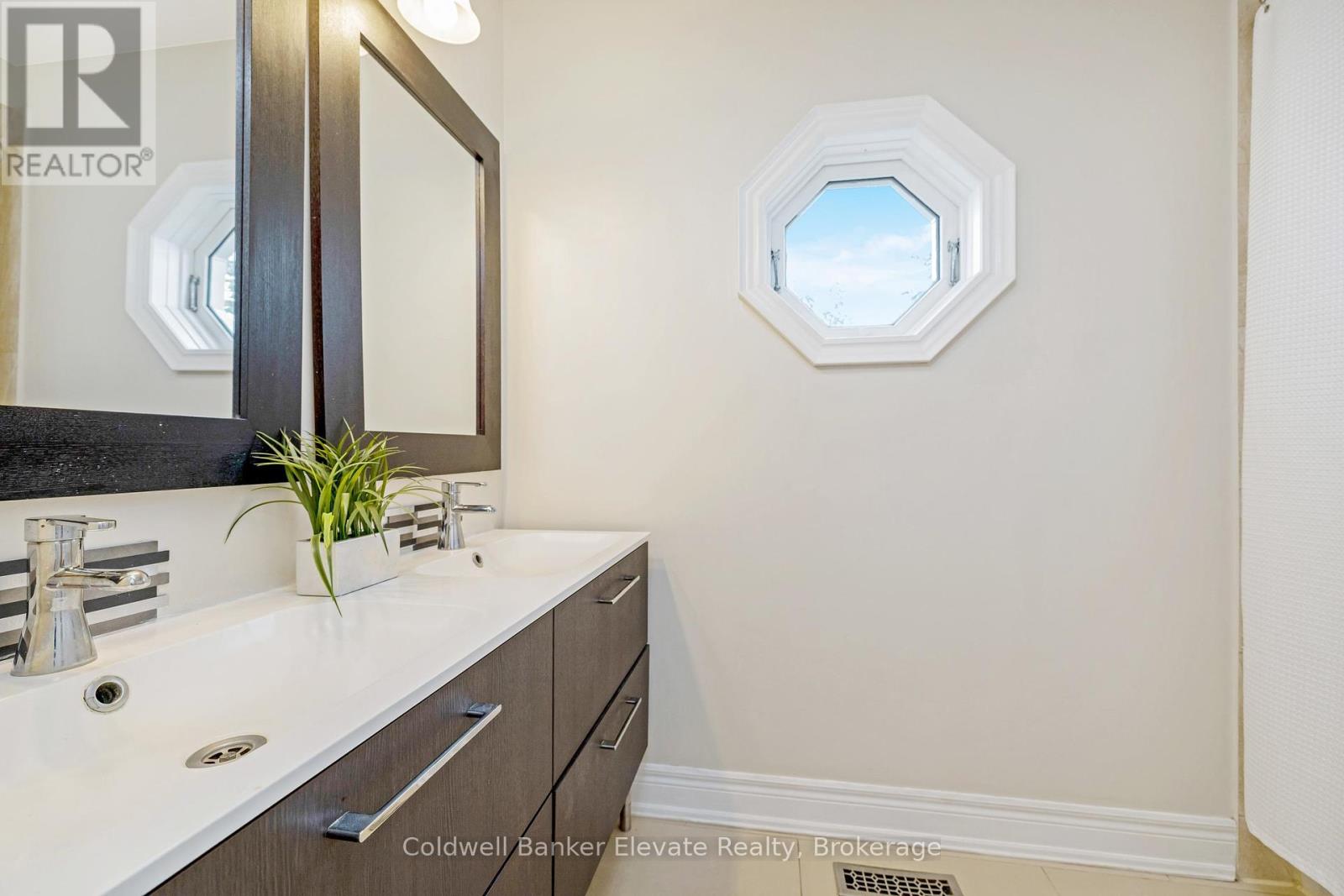 Photo 15 of 4 Southwinds Drive, Halton Hills ON