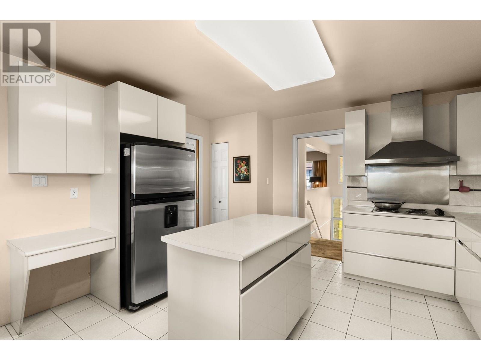 Photo 10 of 8915 Monroe Avenue, Burnaby BC