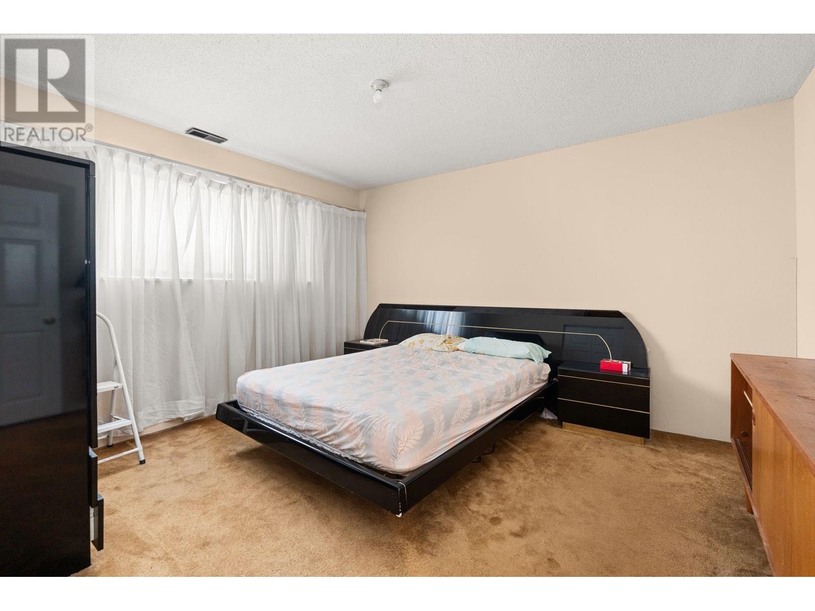 Photo 18 of 8915 Monroe Avenue, Burnaby BC
