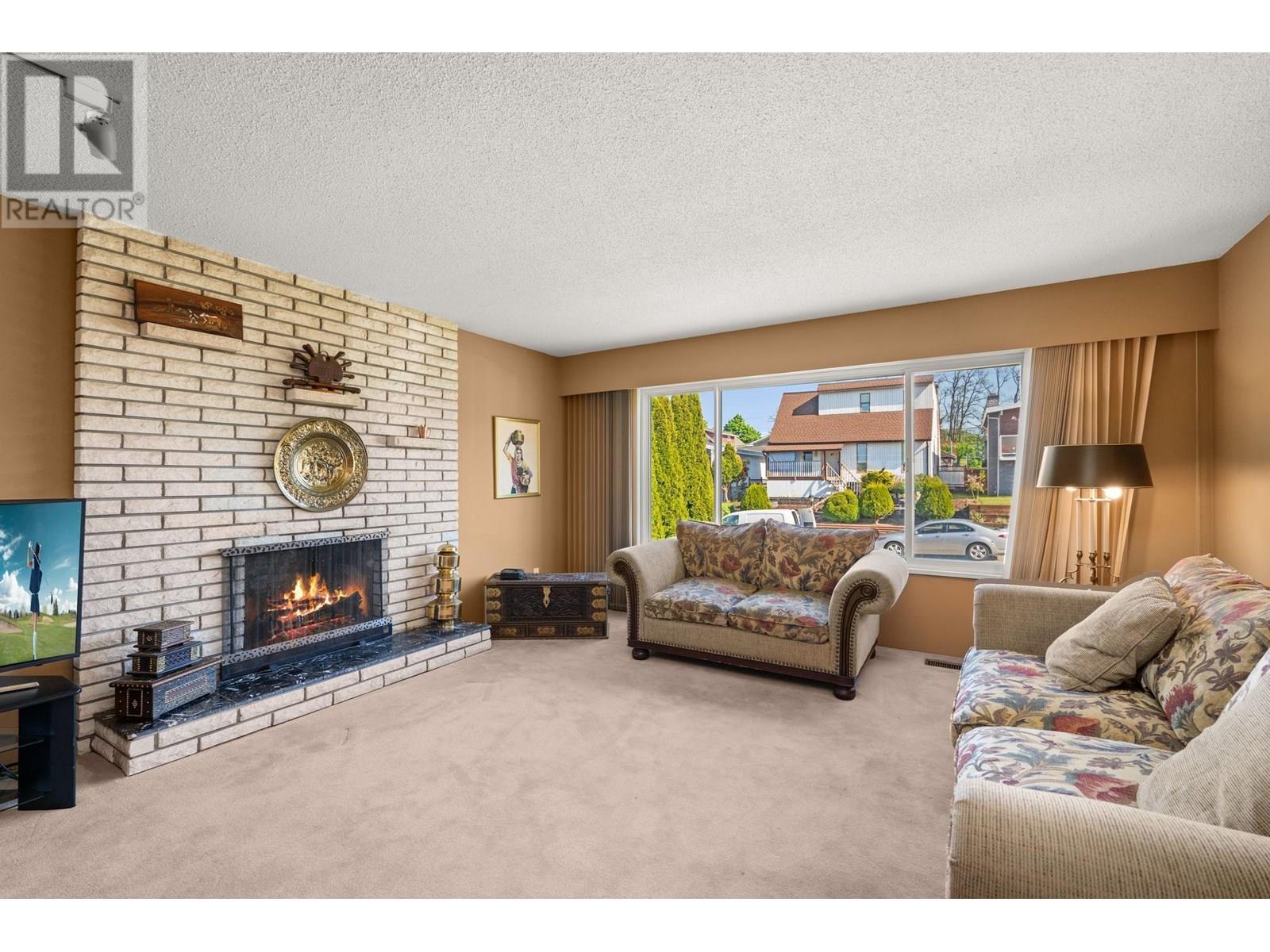 Photo 4 of 8915 Monroe Avenue, Burnaby BC