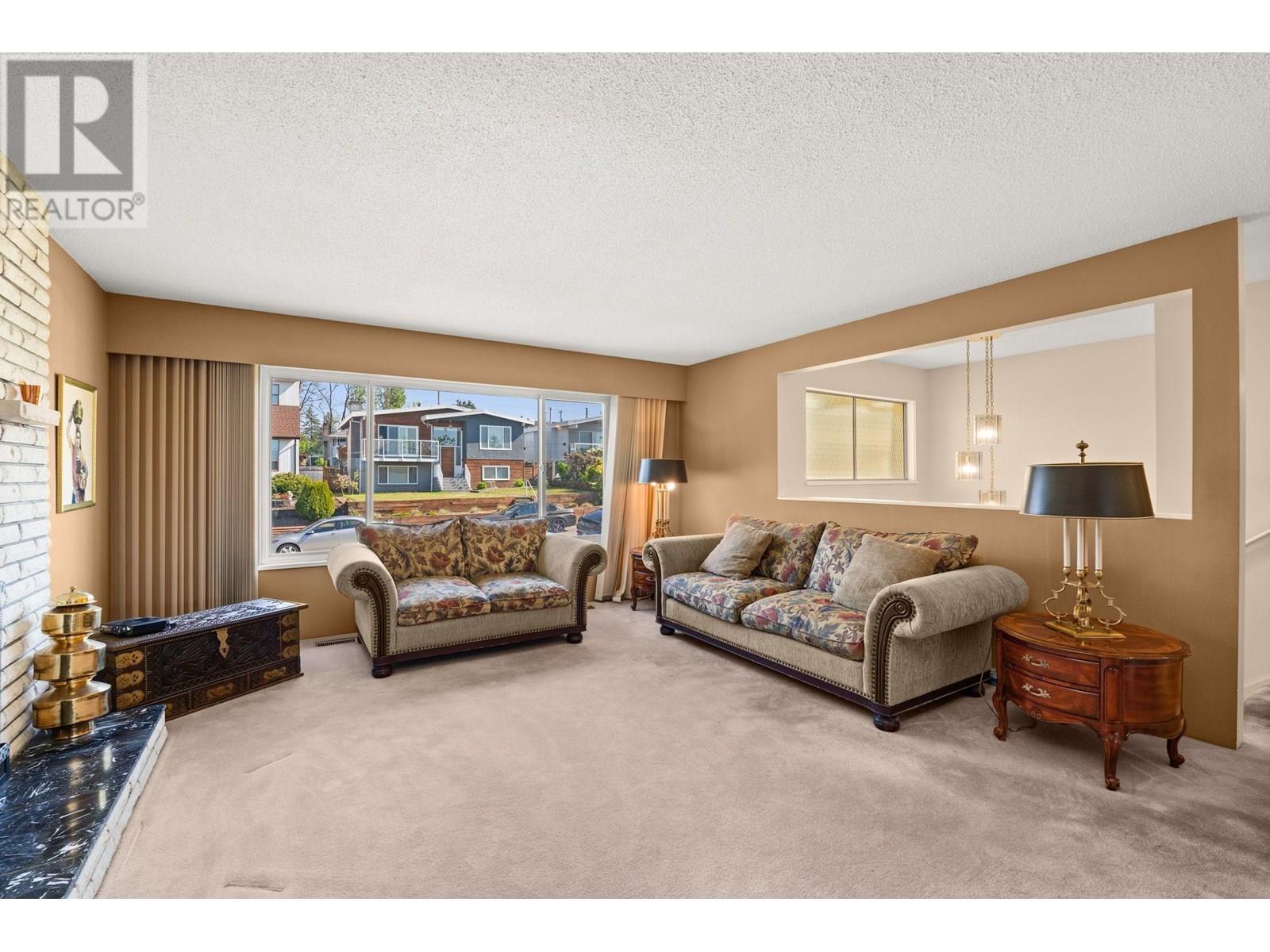 Photo 5 of 8915 Monroe Avenue, Burnaby BC