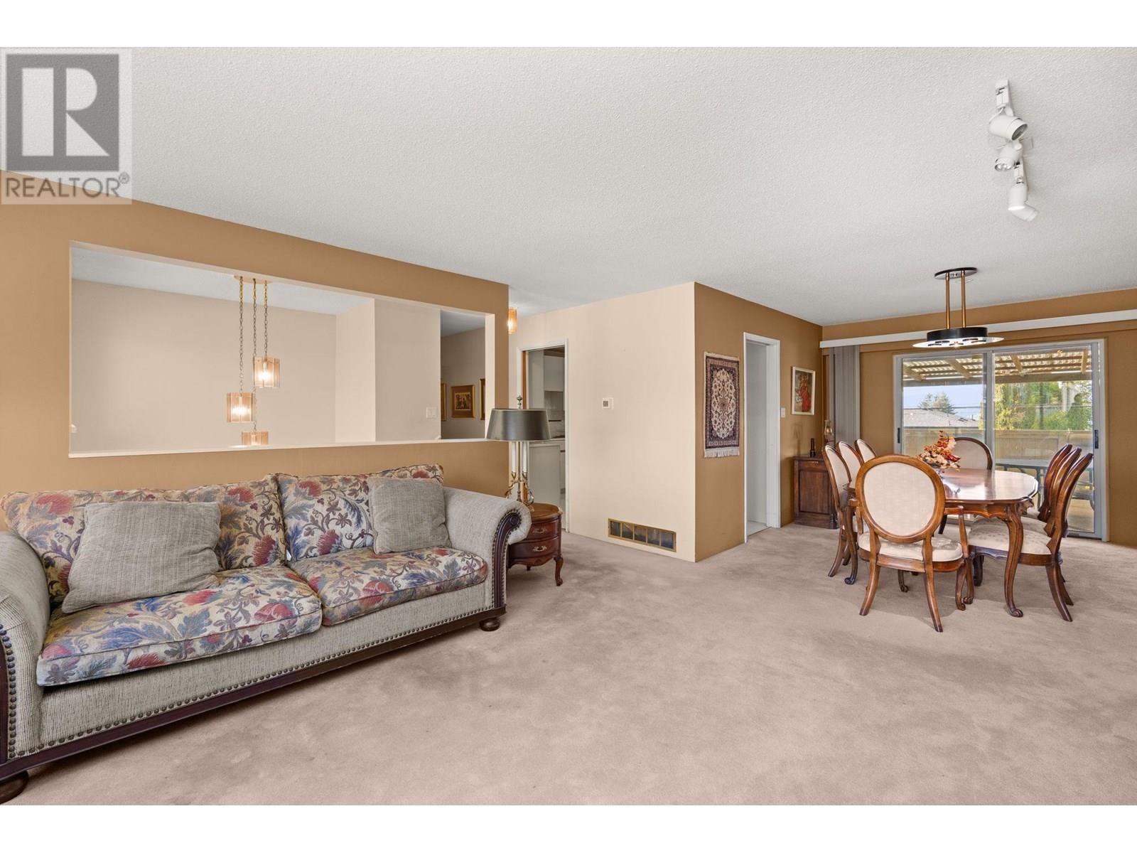 Photo 6 of 8915 Monroe Avenue, Burnaby BC