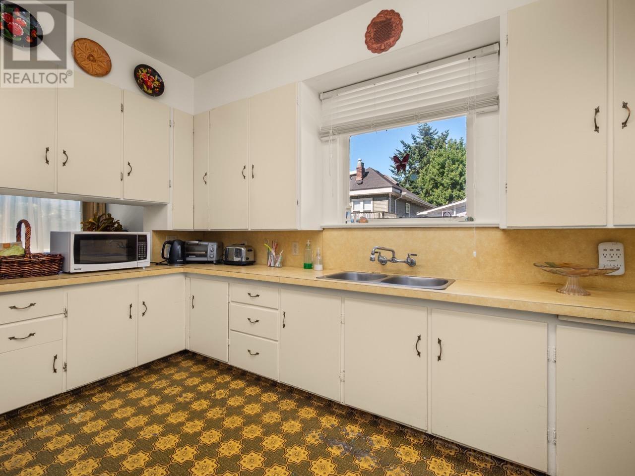 Photo 3 of 1524 William Street, Vancouver BC
