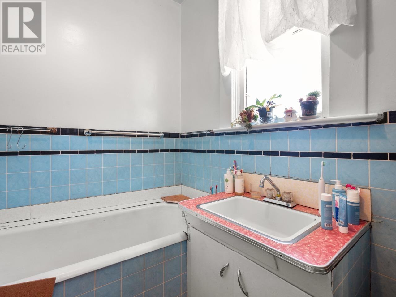 Photo 2 of 1524 William Street, Vancouver BC
