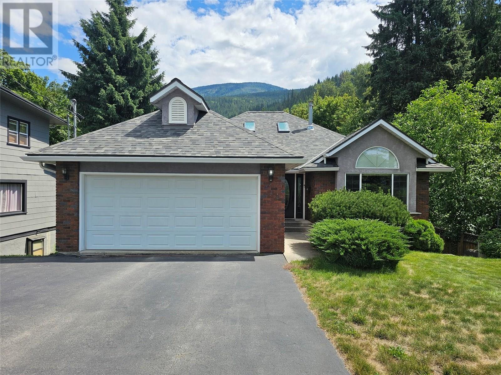 Photo 38 of 410 Fifth Street, Nelson BC