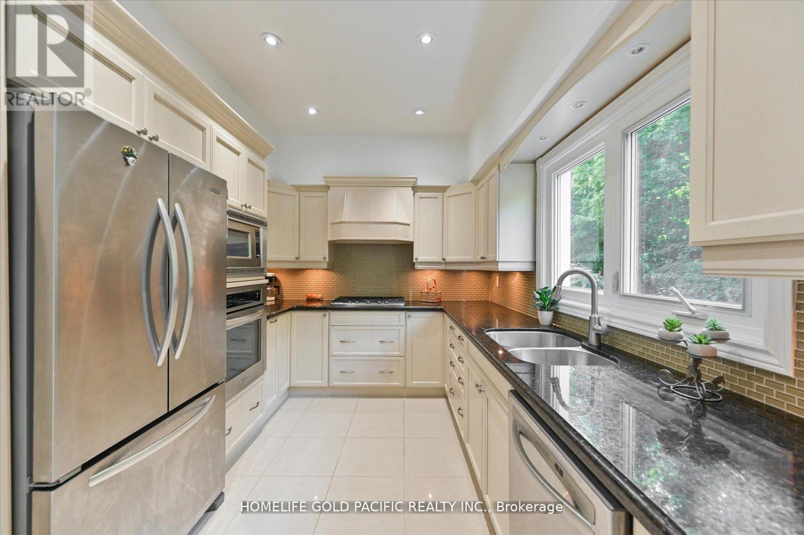 Photo 12 of 81 Clarinda Drive, Toronto ON
