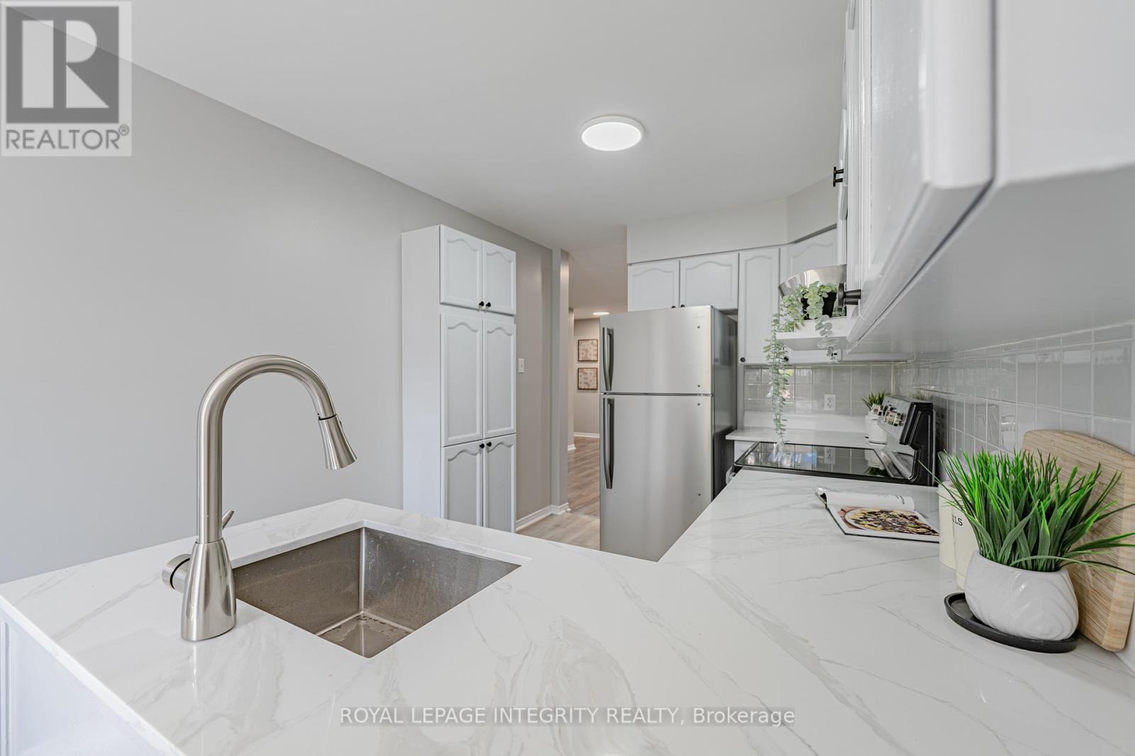 Photo 12 of 165 Kinross Private, Ottawa ON